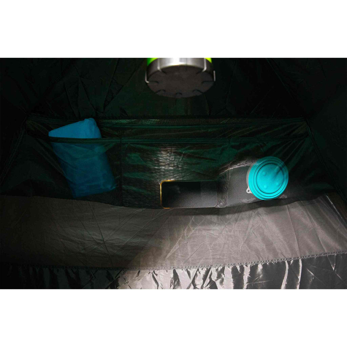 3 personers blackout telt interior with storage pockets and lantern hook.