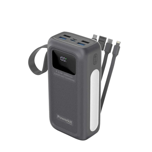 Powerbank 30.000 mAh med hurtigopladning, indbygget display, lommelygte og fire kabler til USB C, Lightning, Micro USB og USB A.