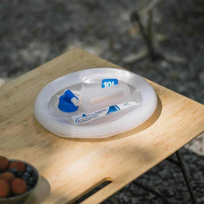Foldable 5-15 liter vanddunk with tap on a wooden surface.
