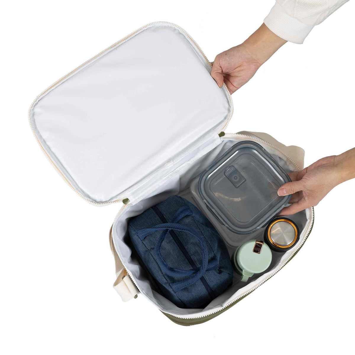 15L køletaske med indhold; ideel til kolde drikke og snacks, perfekt til udendørs aktiviteter.