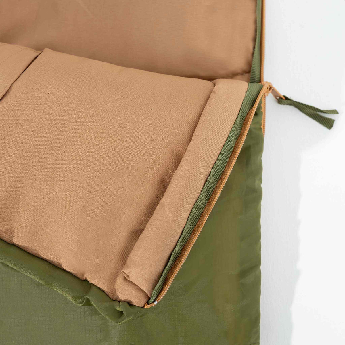 Premium sovepose med stærkt polyester ripstop materiale og SBS lynlåse.