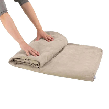 Dobbelt luftmadras with repair kit, available in Basic and Premium models, being folded.