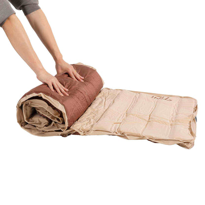 Premium selvoppustelig madras fra Nordic Peak, let at rulle sammen, beige og brun farve.